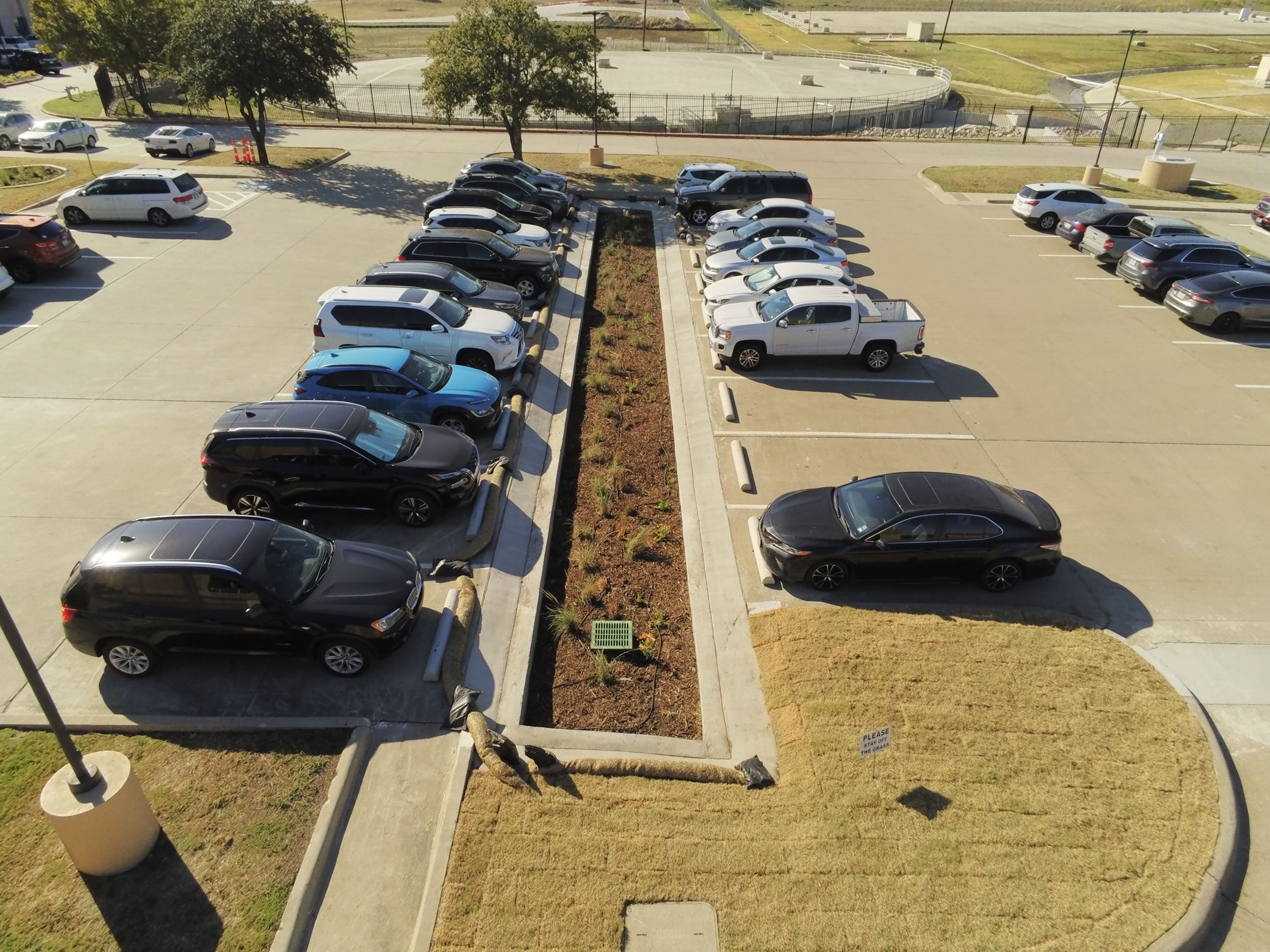 A strip of earth in a parking lot that captures stormwater